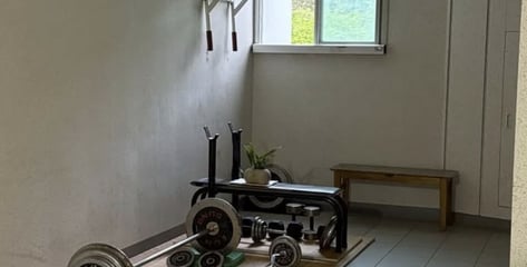 "아파트 복도가 헬스장?" 벽 뚫고 기구 '쫙' 깔았다...이웃 '경악'