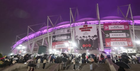 [단독]BTS 콘서트 팔찌 채워주던 중국인...암표 30여개 주르륵