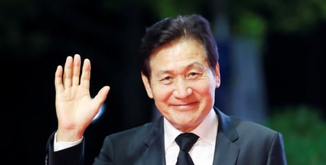 "아버지 턱시도 입고"...故안성기 아들, 전주영화제 '공로상' 대리수상