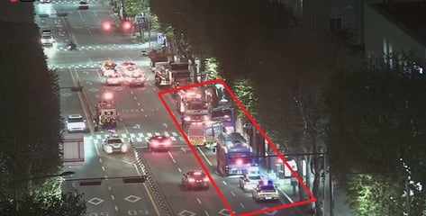 "버스 시동 껐는데 저절로 움직여"...방배역 인근서 신호등 '쾅'