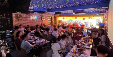 "치킨집 자리 꽉 찼어요" 300명 예약도 거절...'월드컵 특수' BBQ 대박
