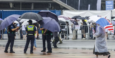 "돈 내고 공연 못 봤다"...'잠실 시위'에 콘서트 줄차질, 손배 청구 될까