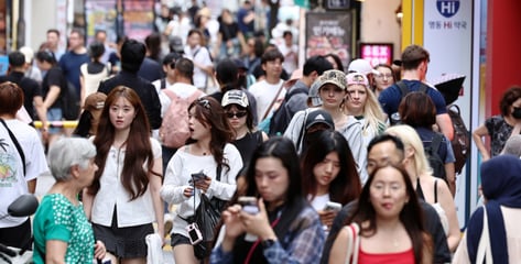 "한국서 돈 더 쓰다 가자" 출국도 미룬다...고환율에 관광객 '방긋'