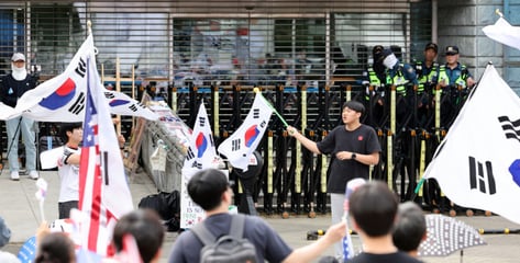 '도주·재범 우려'…잠실 개표소 집회서 경찰에 침 뱉은 40대 구속