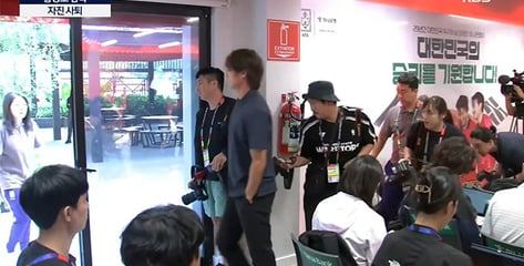 주머니에 손 넣고 퇴장…홍명보 사퇴 발표에 다시 들끓은 축구 팬들