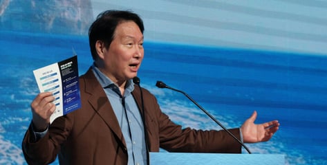 최태원 "AI반도체 수요, 내년 두배 '아비규환'…美에도 팹 지어야"
