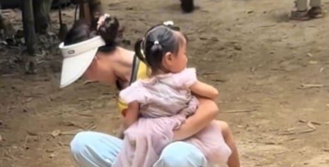 거북이 등에 올라탄 '몰상식' 엄마…아파서 발버둥 치는데 "아들도 타"
