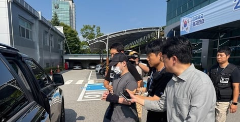 가발 쓴 여장남자, 女탈의실 몰카→파도풀서 성추행...구속 송치