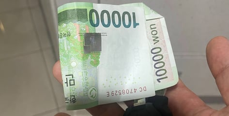 빗길에 넘어진 배달기사 울렸다...용돈 쥐여준 고객[오따뉴]