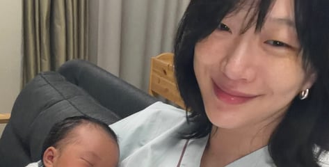 샤넬 패션쇼서 임신 공개…모델 최소라, 딸 품에 안고 '엄마 미소'