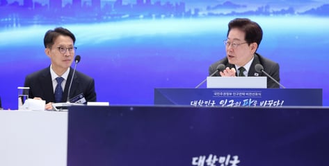 "2030년 '합계출산율 1명' 넘는다...돌봄직 처우 개선돼야"