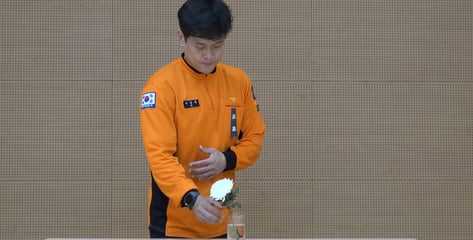 말 한마디 없이 '빨대' 뽑고 국화꽃…현직 소방관 뼈 있는 추모에 '울컥'