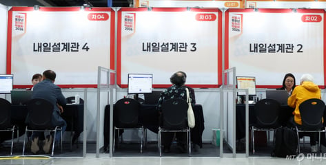 '200대 1' 바늘구멍, 경력만 뽑는 세상…AI에도 치이는 청년