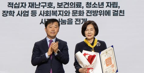 '이건희 컬렉션' 2만3000점 기증·1조 기부…홍라희, 국민훈장 받았다