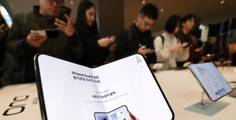 잇섭, 아이폰 듀오 비틀어도 멀쩡.."기기 바꿔치기" 악플에 강경대응 예고