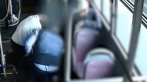 심폐소생술 배운 날, 생명 살렸다...버스 승객 쓰러지자 달려간 고교생[영상]