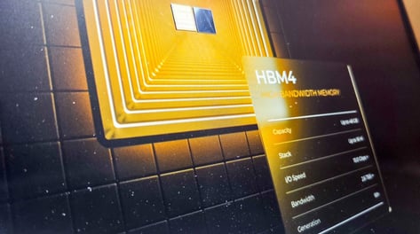 'HBM4' 첫 공개한 삼성·SK하이닉스…불붙은 차세대 주도권 경쟁