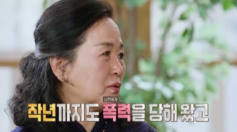 "머리 찢어져" 자식 때리는 엄마...아빠는 멀리서 '웃음' 충격 모습