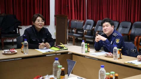 "다 부순다" 침 뱉고 주먹질… 욕설·폭력 견디는 게 일상