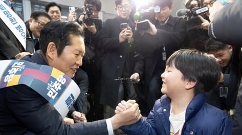 귀성객 칭찬에 "李대통령 잘하고 있죠?" …정청래 미소 활짝[현장+]