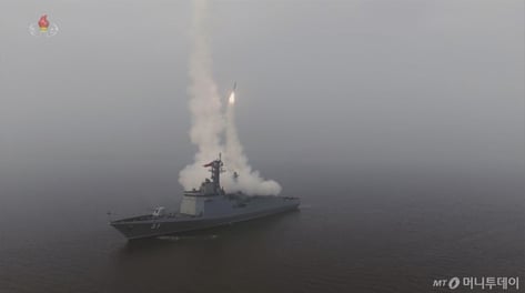 [속보] 北, '최현호'서 전략순항미사일 시험발사…김정은 화상 참관