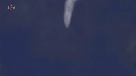 트럼프 '러브콜' 하루 만에…탄도미사일 10여발로 답한 북한