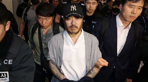 얼굴 꼿꼿 '마약왕' 박왕열, 취재진 째려보며 "넌 남자도 아냐" [르포]