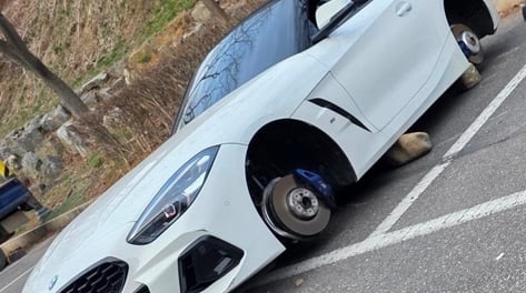 타이어에 휠까지 다 빼갔다...BMW, 돌 위에 '덩그러니' 무슨 일?
