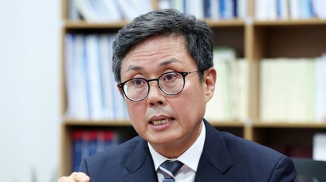 [단독]"주가·수익률 낙제? 밸류업 계획 공시"…안도걸, '주가누르기 방지법' 발의