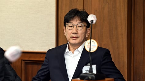 "권성동 "한학자에 큰절은 했다"...'1억 수수'는 증언 거부