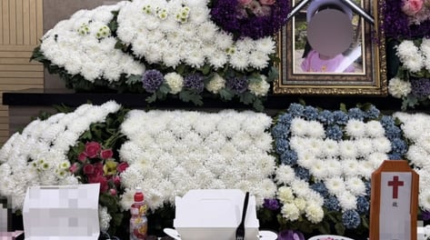 "인생 갈아 키운 딸" 빈소에 장난감·과자…'액셀 착각' 비극에 부모 통곡