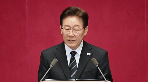 중동전쟁 34일째 국회 간 李대통령…"추경 신속 통과, 정부·여야 손잡자"