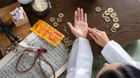 "2029년까지 예약 꽉 찼어요" 점집 '바글바글'...2030 몰려가는 이유