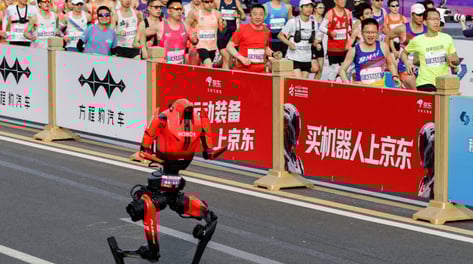 리모컨 없이 AI로 21km 달린 中 로봇…"인간 세계신기록 넘었다"