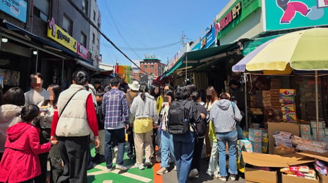 "어른이 혼자 장난감 사러 와요"…어린이날 창신동 완구거리 가보니