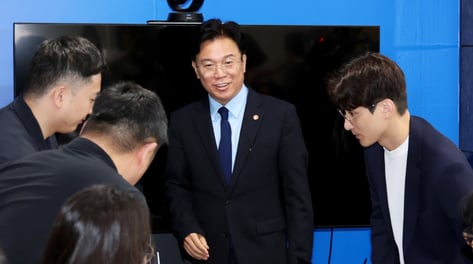 노동장관 "대기업 초과이익 재분배 논의해야…'한국형 사회연대 임금' 제안"