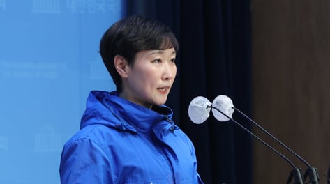 '李 대통령, 尹처럼 하시나' 발언 논란…이지은 대변인 사퇴
