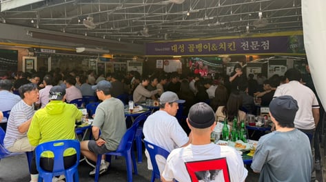 사무실 치킨 주문 폭주에 "2시간", 뷰잉펍 북적…광화문 뒤흔든 '점심 응원'