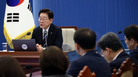 [속보]李대통령 "로봇·우주항공·바이오·방산 등 기존 반도체 버금가는 새 엔진 육성해야"
