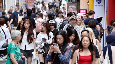 "한국서 돈 더 쓰다 가자" 출국도 미룬다...고환율에 관광객 '방긋'