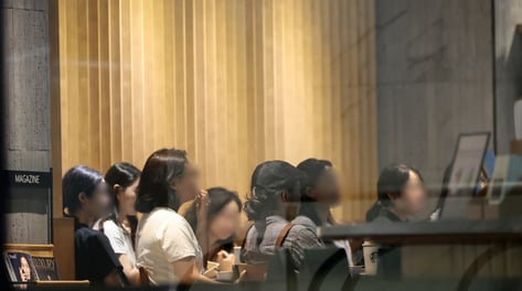 2개월만에 신제품 출시한 스타벅스, '사회공헌활동' 재개 언제?