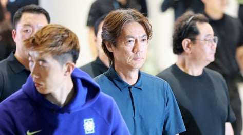 '월드컵 참사' 홍명보 새벽 귀국, "연봉 반납해" 야유...계란·엿 없었다
