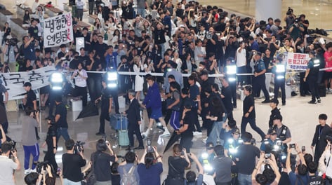 정몽규 등장하자 '개껌' 던진 팬들..."홍명보 사죄하라" 아수라장