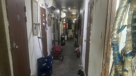 [르포] 방안이 45도, 10분만 있어도 땀범벅...숨 막히는 쪽방촌의 여름