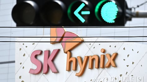 SK하이닉스 주가 반토막에도..."470만원 간다" 한투 목표가 상향, 왜?