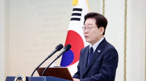 李대통령 지지율 43.3% '최저치'…"세제개편·형소법 개정 논란 여파"
