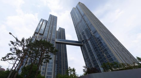 "아파트 직원 수술" 공지 붙자 생긴 일...입주민 나서 1100만원 모았다[오따뉴]