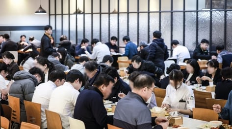 "한 끼 2만원 무서워" 공포가 된 점심 고민…직장인 다시 몰린 '5000원 구내식당'[핑거푸드]