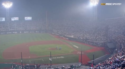 '싸이 콘서트' 또 민폐 논란?…불꽃 연기 퍼지며 사직구장 경기 중단