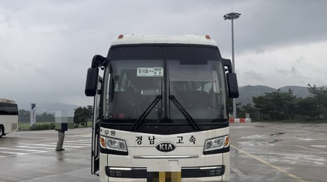 고속버스서 몸 불편한 승객 용변 실수...운전기사 행동에 '감동'[오따뉴]